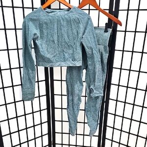 Botty Enhancing Blue Textured Athletic Two-Piece Set